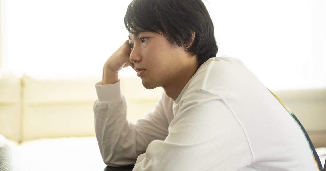 悩む男性